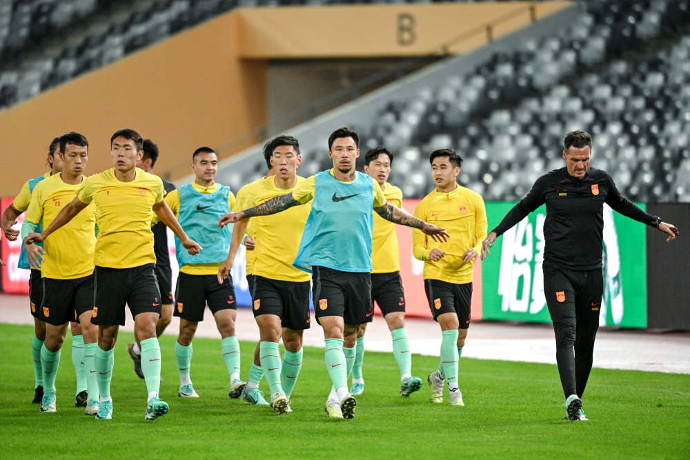 足球——世预赛：中国队进行赛前训练(2)